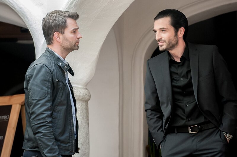 „Soko Kitzbühel“, „Erlösung.“ Eine Witwe, die das Hotel ihres Mannes verkaufen will, eine Tochter, die strikt dagegen ist und ein Toter im Wald – ein scheinbarer Routinefall, der jedoch nach und nach Nina Pokornys dunkles Geheimnis ans Licht bringt, denn er Kontaktmann der Witwe führt Korisleitner direkt zu jenem letzten Fall in Wien, der scheinbar für Ninas Versetzung nach Kitzbühel verantwortlich war. Lukas muss zähneknirschend eingestehen, dass Kroisleitners Skepsis Nina gegenüber durchaus angebracht war. Als Nina schließlich von ihrer Vergangenheit in Person des Waffenhändlers Max Bruckner eingeholt wird und es auch noch so aussieht, als hätte sie mit dem Toten im Wald zu tun, stellt sich für das Team der SOKO Kitzbühel die Vertrauensfrage.Im Bild (v.li.): Jakob Seeböck (Lukas Roither), Asrtrit Alihajdaraj (Nikolai Ivanov). – Bild: ORF/​BEO-Film/​Stefanie Leo