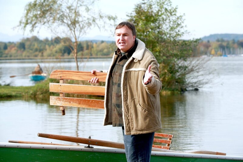 Cornelius Burghard (Christoph Zrenner) bangte um seinen Bootsverleih, denn bei der Genehmigung scheint nicht alles korrekt gewesen zu sein. – Bild: ORF/​ZDF/​Christian A. Rieger