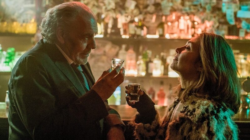 Borchert (Christian Kohlund, li.) fühlt sich zu Corinna (Julia Richter, re.) hingezogen. – Bild: ORF/​Degeto/​Roland Suso Richter