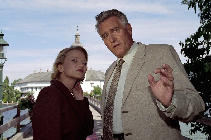 Carola (Michou Friesz), Wenzel Hofer (Klaus Wildbolz). – Bild: ORF/​Milenko Badzic