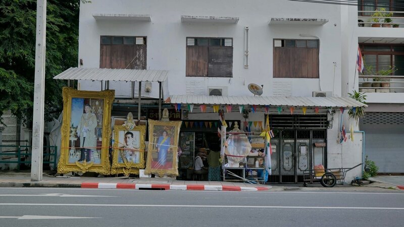 Am Straßenrand werden Porträts des thailändischen Monarchen verkauft, ein Zeichen des allgegenwärtigen Personenkults. – Bild: ZDF
