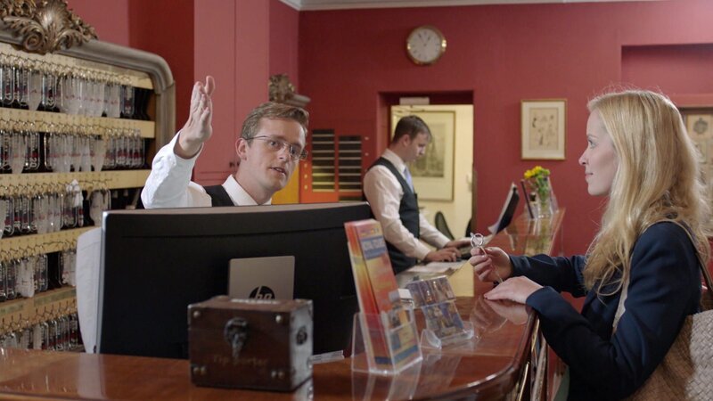 The receptionist directs the guest. – Bild: Bergblick