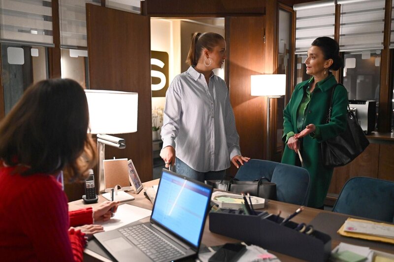 Lucie (Julia Wiedemann, r.) platzt der Kragen, als sie erneut für ein Familienmitglied zurückgedrängt wird. Links Gabriella (Bianca Hein), rechts Simone (Tatjana Clasing) – Bild: RTL