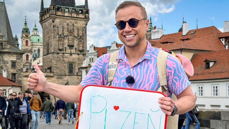 Jan Fitze versucht sein Glück auf der Karlsbrücke in Prag. – Bild: SRF