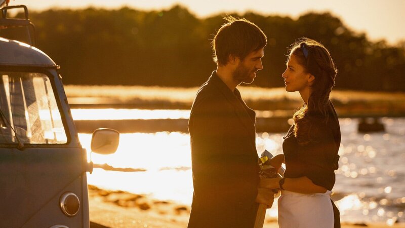 Inga Lindström – Auf der Suche nach dir Verhängnisvolle Zuneigung: Moritz Vierboom als Björn, Laura Berlin als Astrid – Bild: SRF/​ZDF/​Arvid Uhlig