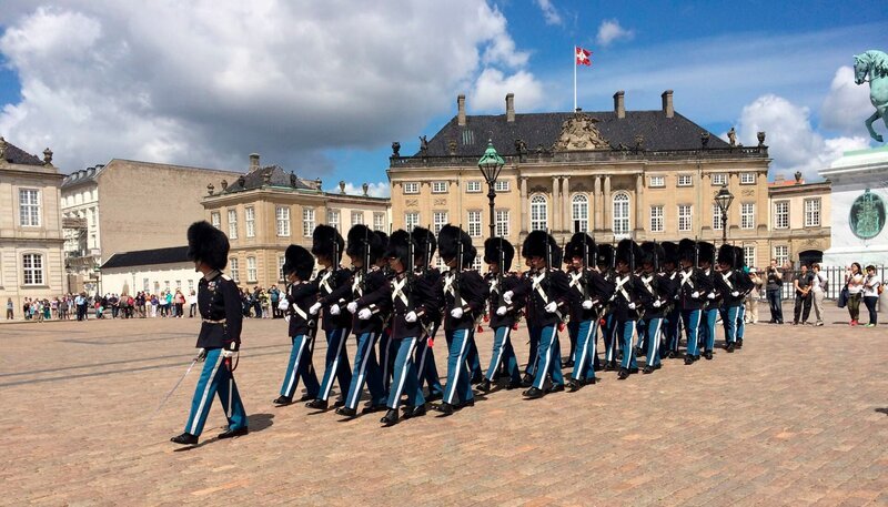SR Fernsehen KOPENHAGEN, DA WILL ICH HIN!, am Samstag (06.06.15) um 17:00 Uhr. Wachablösung an Schloss Amalienborg. – Bild: SR/​Maria C. Schmitt