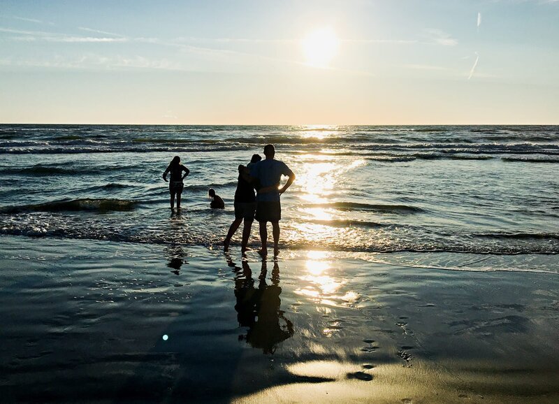 Endlich am Ziel. Sonnenuntergang in Lökken, Dänemark – Bild: SRF