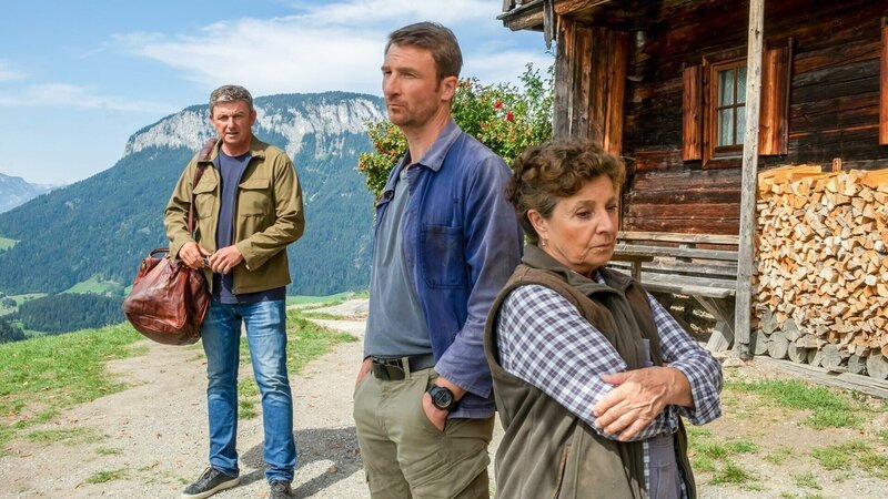 Der Bergdoktor Staffel 16 Spiel mit dem Feuer – Teil 2 Zwei Männer und eine Frau: Hans Sigl als Bergdoktor Dr. Martin Gruber, Heiko Ruprecht als Hans Gruber, Monika Baumgartner als Lisbeth Gruber – Bild: SRF/​ZDF/​Erika Hauri