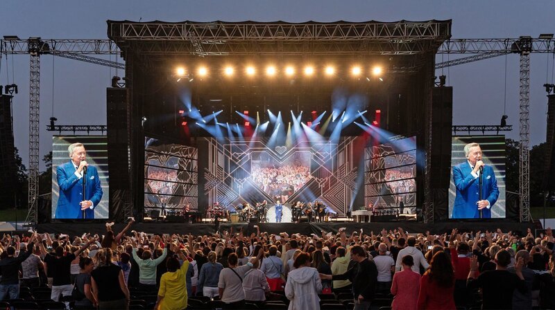 Wie immer: volles Haus beim Open Air-Konzert von Roland Kaiser. – Bild: SWR/​/​Tom Schulze