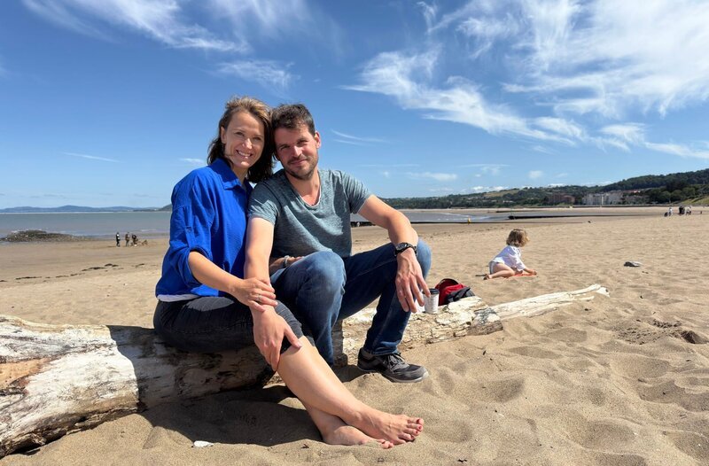 Familie Maus genießt eine Auszeit am Strand unter den Klippen von Dover. – Bild: WDR/​sagamedia/​Yves Itzek