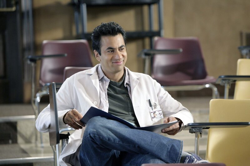 Dr. Lawrence Kutner (Kal Penn) legt die Ergebnisse seiner Untersuchungen vor. – Bild: NBC Universal, Inc.