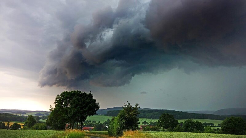 Vorsicht Hagel: Wenn ein Unwetter heranzieht und sich der Himmel unter der drohenden Wolkenfront grünlich verfärbt, ist das ein Warnzeichen. Oft bringen solche Gewitter Hagel mit sich. – Bild: SRF