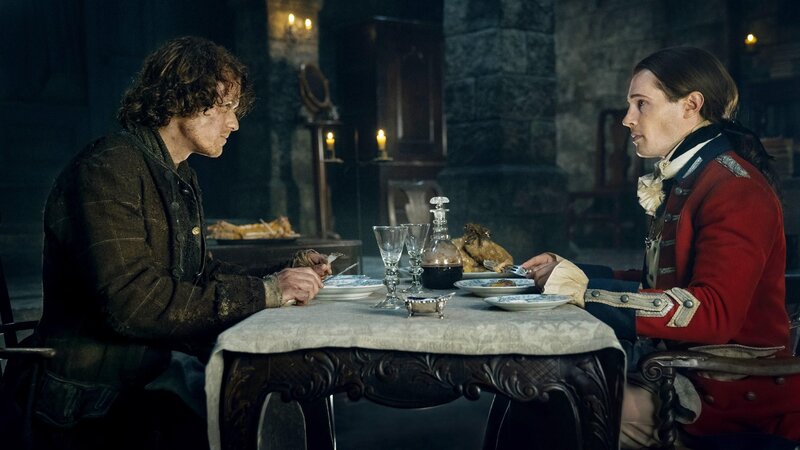 John William Grey (David Berry, r.) und Jamie Fraser (Sam Heughan) – Bild: RTL /​ © 2017 Sony Pictures Television Inc.