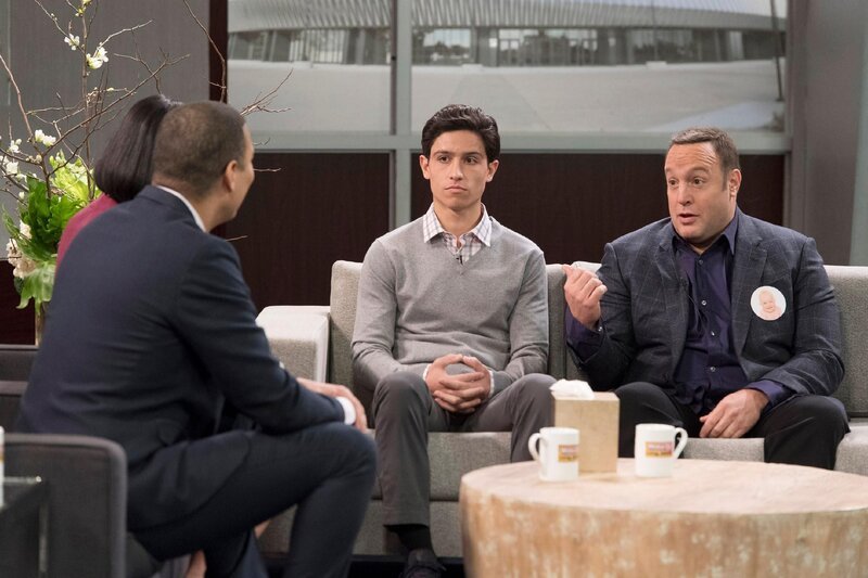 V.l.: Tom (Michael Yo, Rückansicht), Anthony (Lorenzo James Henrie, l.), Kevin Gable (Kevin James) – Bild: RTL /​ © 2017 Sony Pictures Television Inc. and CBS Studios Inc. All Rights Reserved