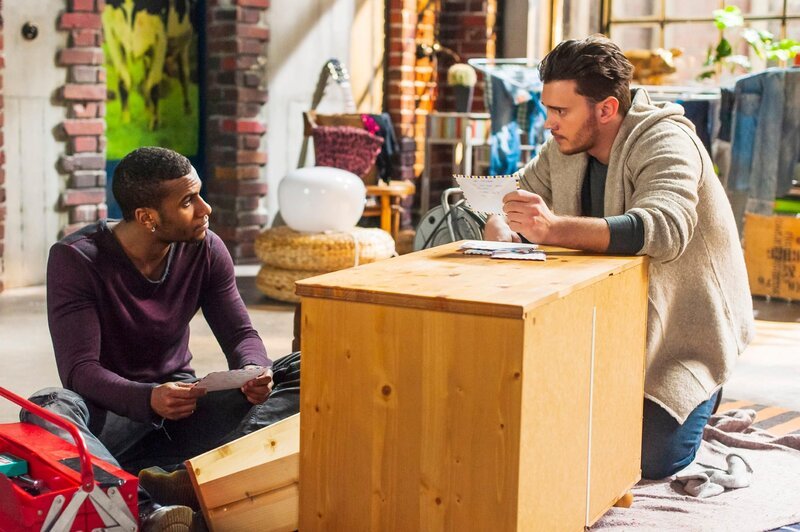 Moritz (Tijan Nije, l.) schaut sich mit Ronny (Bela Klentze) die Briefe seines Vaters an und wird in ein Gefühlschaos gestürzt. – Bild: RTL /​ Julia Feldhagen