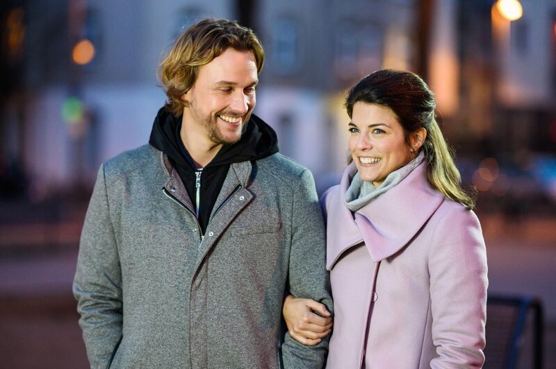 Finn (Christopher Kohn) und Pauline (Maike Johanna Reuter) starten aufgeregt das alles entscheidende Date. – Bild: RTL /​ Willi Weber