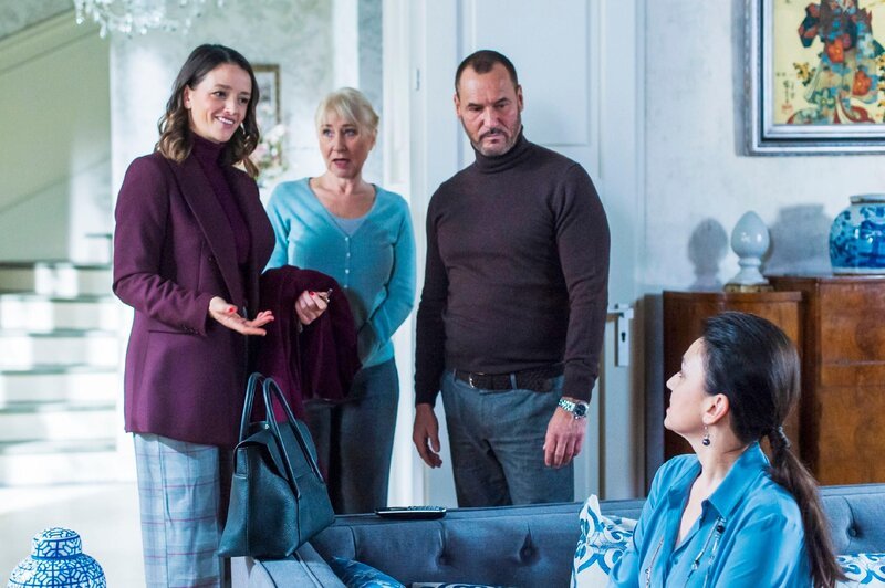 Als Simone (Tatjana Clasing) noch hofft, die Situation in den Griff zu bekommen, ereilt sie in Gegenwart von Jenny (Kaja Schmidt-Tychsen, l.), Frau Scholz (Inge Brings) und Richard (Silvan-Pierre Leirich) eine schlechte Nachricht. – Bild: RTL /​ Julia Feldhagen