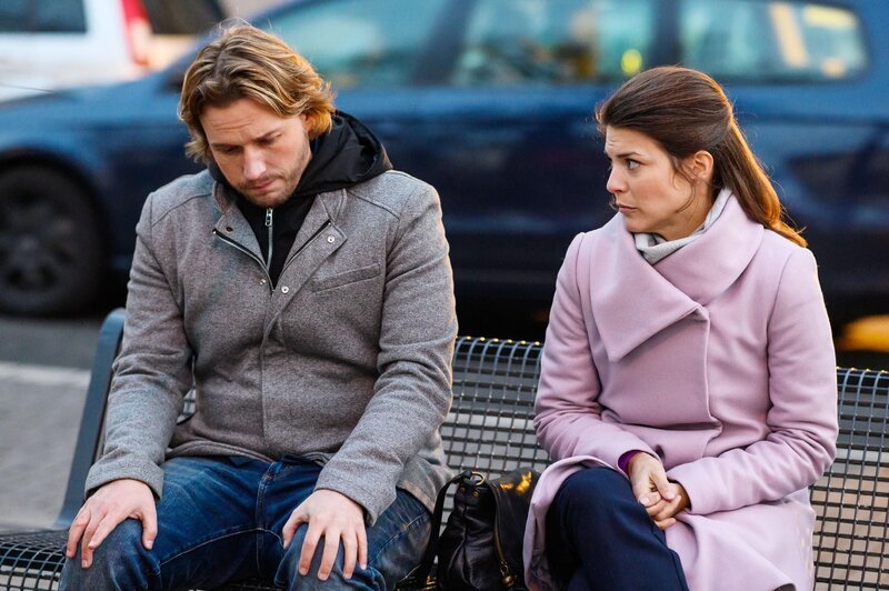 Pauline (Maike Johanna Reuter) und Finn (Christopher Kohn) gehen traurig auseinander. – Bild: RTL /​ Willi Weber