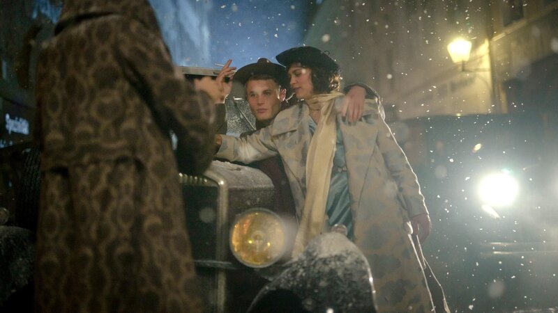 Vicky (Naemi Florez, r.) , Harry (Ludwig Simon, m.) und Helene (Gala Othero Winter, l.) beim Spaziergang in der Weihnachtsnacht. – Bild: RTL /​ X Filme Creative Pool /​ Stefan Erhard