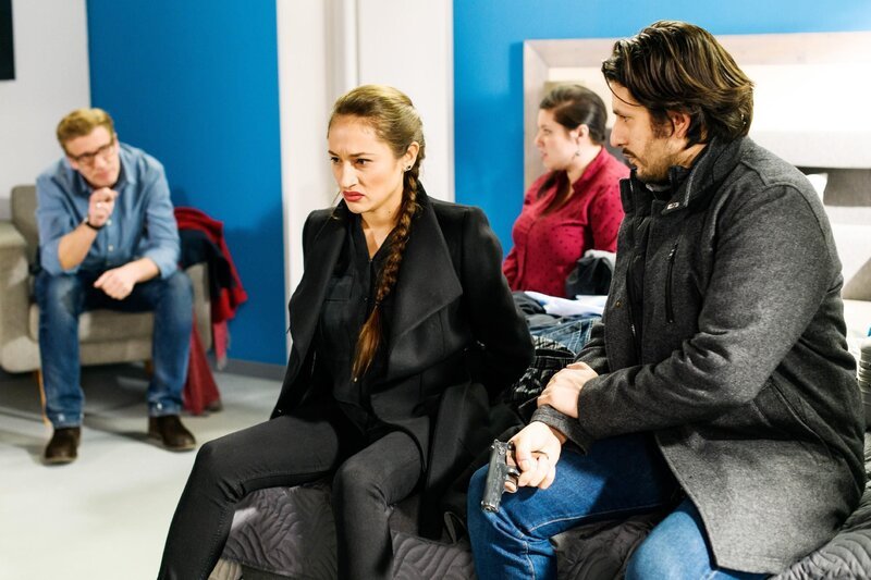 Maximilian (Francisco Medina, r.) misstraut Elena (Lo Rivera, 2.v.l.), die sich als Polizistin outet. Doch Vanessa (Julia Augustin) und Christoph (Lars Korten) glauben, dass sie ihre Karte in die Freiheit sein könnte. – Bild: RTL /​ Willi Weber