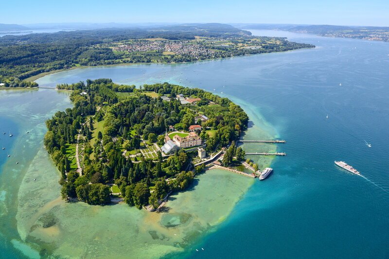 Gottesdienst Evangelischer Gottesdienst von der Insel Mainau Der Bodensee mit der Insel Mainau aus der Vogelperspektive – Bild: SRF/​Insel Mainau/​Peter Allgaier