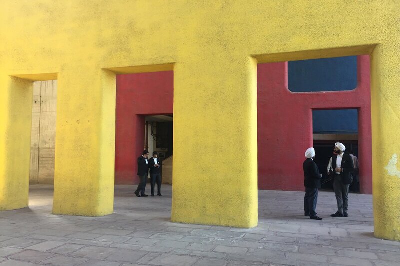 Kraft der Utopie - Leben mit Le Corbusier in Chandigarh Die Vorhallen des Hohen Gerichts im Regierungsviertel entworfen von Le Corbusier und heute Unesco Weltkulturerbe. (Sektor 1) – Bild: SRF/Karrer-Multivison Kraft der Utopie - Leben mit Le Corbusier in Chandigarh Die Vorhallen des Hohen Gerichts im Regierungsviertel entworfen von Le Corbusier und heute Unesco Weltkulturerbe. (Sektor 1) – Bild: SRF/Karrer-Multivison