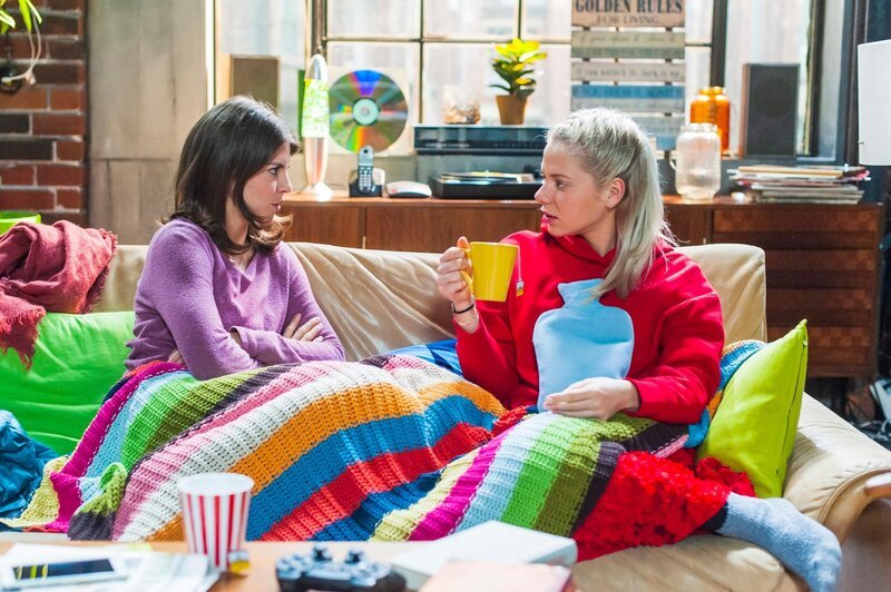 Pauline (Maike Johanna Reuter, l.) will vor Marie (Cheyenne Pahde) nicht wahrhaben, dass sie Finn zu verlieren droht. – Bild: RTL /​ Julia Feldhagen