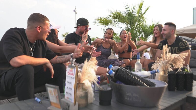 Nicolas Nizou (l.), Gigi Birofio (3.v.l.), Cecilia Asoro (m.), Paola Parente (2.v.r.), Fabio De Pasquale (r.) – Bild: Paramount