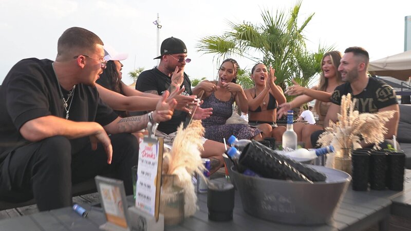 Nicolas Nizou (l.), Gigi Birofio (3.v.l.), Cecilia Asoro (m.), Paola Parente (2.v.r.), Fabio De Pasquale (r.) – Bild: Paramount