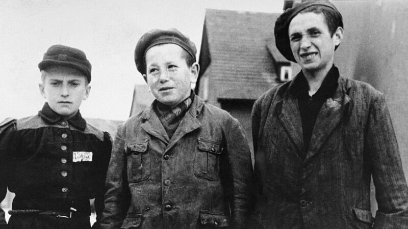 Beniek Ajnszydler (links) wurde als 12-jähriger Junge aus dem KZ Buchenwald befreit. Das Foto zeigt ihn wenige Tage nach der Ankunft der US-Armee. – Bild: 3sat