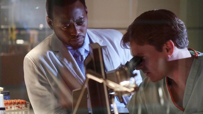 Dr. Eric Foreman (Omar Epps, l.) und Dr. James Wilson (Robert Sean Leonard) untersuchen das Blut eines Patienten, der unter nicht zu stoppenden inneren Blutungen leidet. – Bild: RTL /​ Universal Network Television LLC