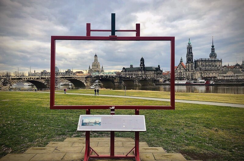 Der „Canaletto-Blick“ als Installation am Elbufer – Bild: Medea Film Factory/Leif Karpe Der „Canaletto-Blick“ als Installation am Elbufer – Bild: Medea Film Factory/Leif Karpe