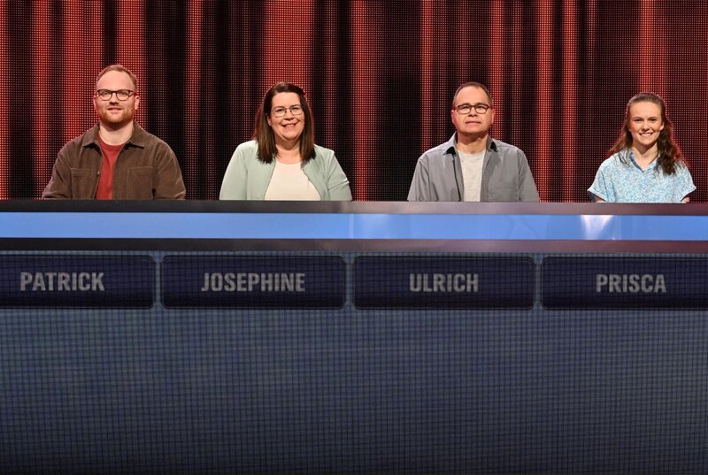 ARD GEFRAGT – GEJAGT FOLGE 897, „Alexander Bommes präsentiert beliebtes Quizformat“, am Freitag (22.08.25) um 18:00 Uhr im ERSTEN. Aufzeichnung zum ARD-Quiz „Gefragt-Gejagt“  Die Kandidaten (v.l.n.r. am Panel): Patrick Schwalger, Josephine Szallies, Ulrich Straub, Prisca Weider. – Bild: ARD/​Uwe Ernst