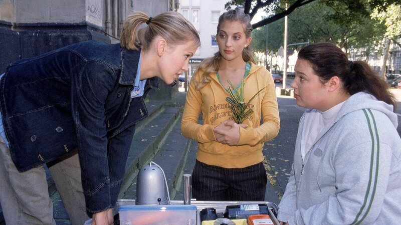 Ulla (Nadja Zwanziger, re.) hilft beim Transport der Ausrüstung ins neue Domizil, wird aber von Alex (Wolke Hegenbarth, li.) beleidigt und lässt sie und Claudia (Nora Binder) mit einer schweren Kiste stehen. – Bild: RTL /​ Guido Engels