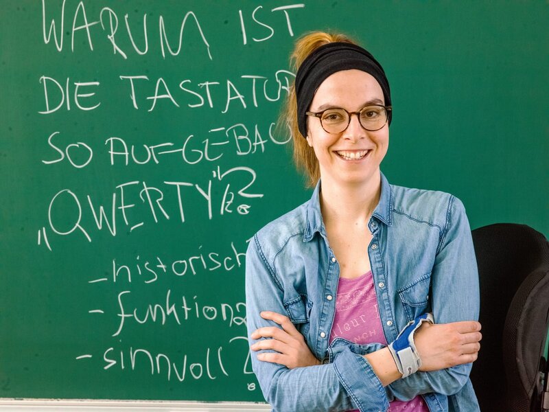 Karola Köpferl forscht an der TU Chemnitz und ist Pionierin in Sachen Inklusion an der Uni. – Bild: 3sat
