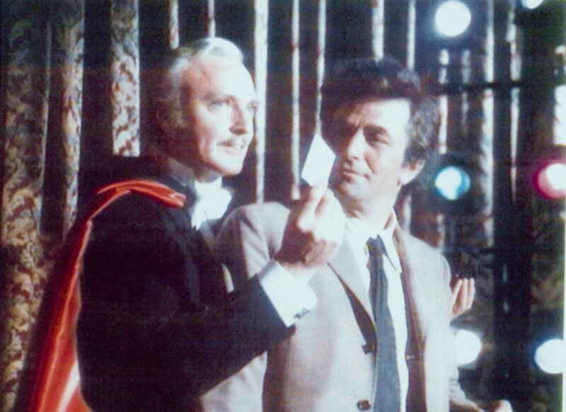 Lt. Columbo (Peter Falk, re.) steht mit dem großen Magier Santini (Jack Cassidy) auf der Bühne. Santini zeigt ihm einige Zaubertricks. – Bild: RTL Crime