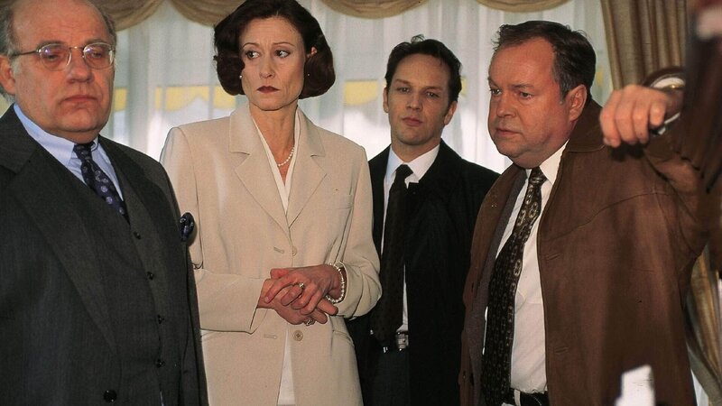 Die Beamten Kehler (Wolfgang Bathke, r.) und Bongartz (Max Gertsch) befragen Anton (Jochen Senf, l.) und Uta Fischer (Susanne Scholl), die Eltern des angeblich entführten Axel. – Bild: RTL