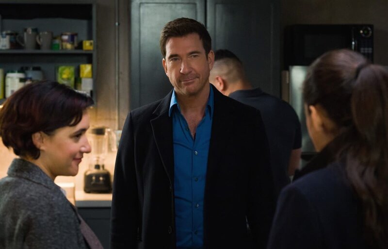 Special Agent Hana Gibson (Keisha Castle-Hughes, l.); Supervisory Special Agent Remy Scott (Dylan McDermott, Mitte) – Bild: 2022 CBS Broadcasting Inc. All Rights Reserved. /​ Mark Schafer Lizenzbild frei