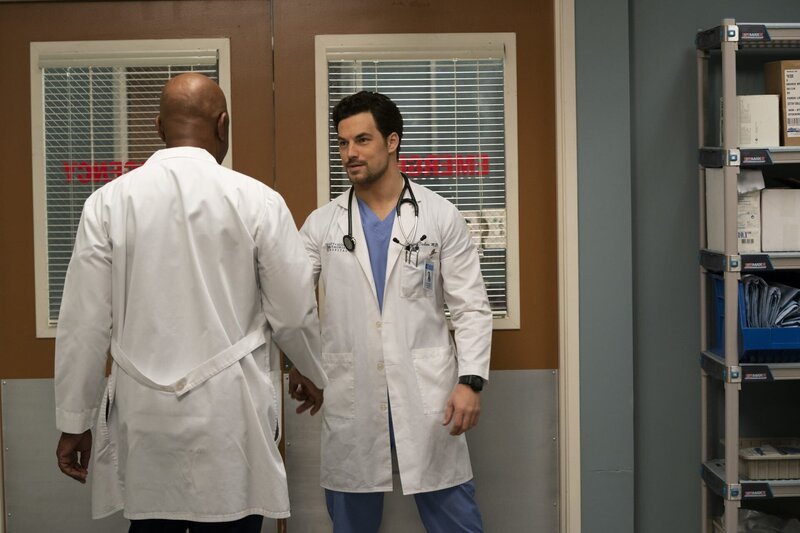 Dr. Richard Webber (James Pickens Jr., l.); Dr. Andrew DeLuca (Giacomo Gianniotti, r.) – Bild: ABC Studios /​ Mitch Haaseth