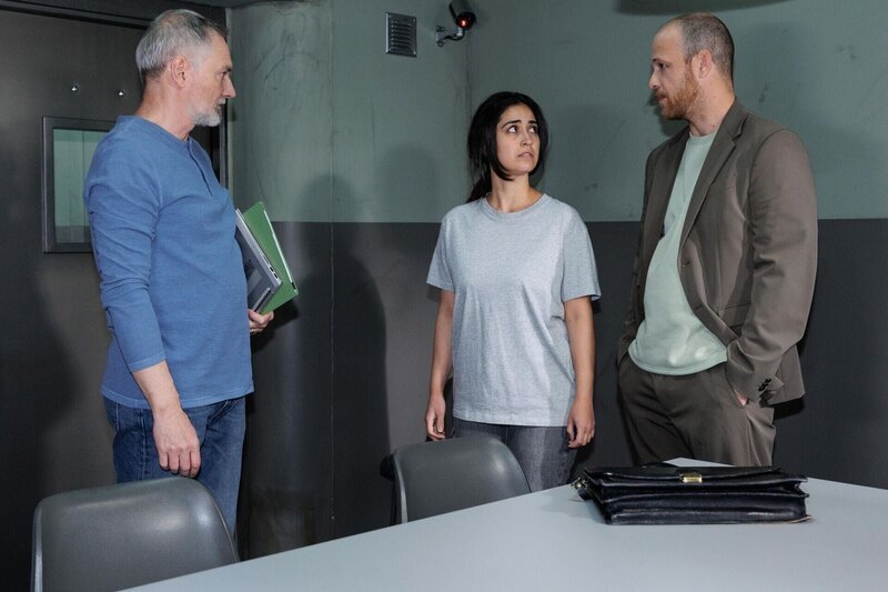Tobias (Patrick Müller, r.) versucht Esma (Özge Delioglan) klarzumachen, dass sie Bandit „opfern“ müssen, so schwer es auch fällt. Links Gerd Baumann (Mark Oliver Bögel) – Bild: RTL /​ Kai Schulz
