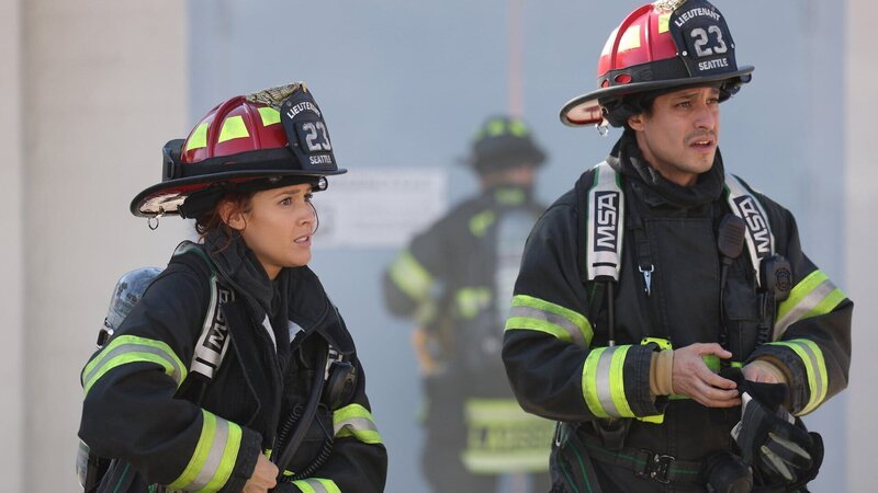 Die Feuerwehrleute werden zu Hilfe gerufen: Jaina Lee Ortiz als Andy Herrara, Carlos Miranda als Theo Ruiz – Bild: SRF/​ABC Studios