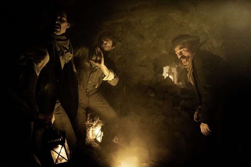 Bachmann (Max Simonischek, l.) und Riedinger (Cornelius Obonya, r.) begutachten mit dem Sprengmeister (Mark Zak, M.) den Durchbruch des Tunnels. – Bild: ZDF/​Bernd Spauke