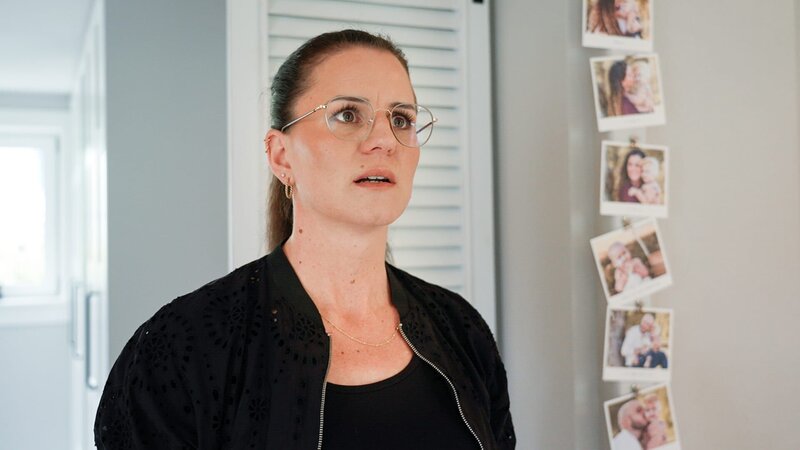 Reporter Spezial – Donat auf Achse Von Kindsverlust, Tics und Stigmatisierung Folge 5 Nathalie Hofer erzählt, was ihr die Bilder von ihrer verstorbenen Tochter bedeuten. – Bild: SRF