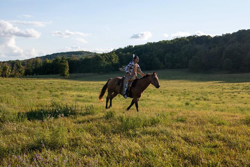Amerikanischer Ureinwohner reitet auf einem Pferd – Bild: History