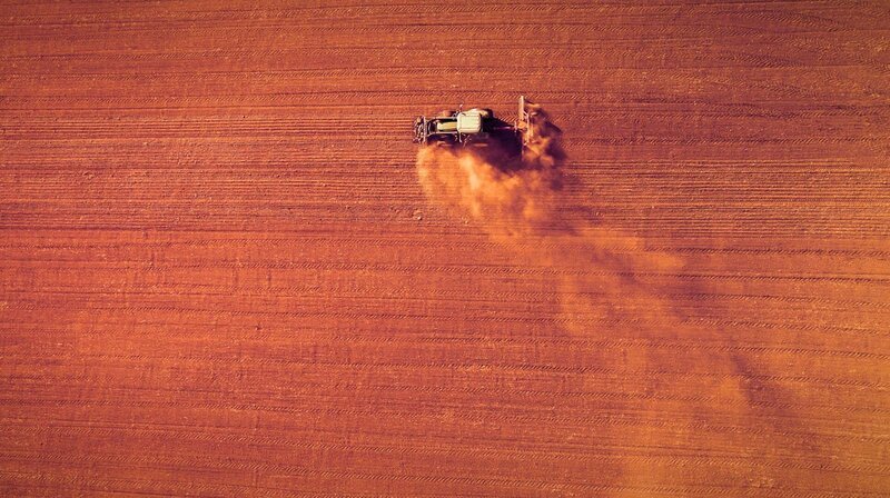 Die Erträge in der Landwirtschaft sind in Gefahr. – Bild: phoenix/​ZDF/​Tobias Lenz