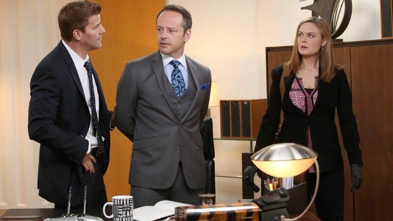 Nachdem Brennan (Emily Deschanel) Blut in Mason Barnes’ (Gil Bellows, M.) Büro gefunden hat, nimmt Booth (David Boreanaz) ihn fest, um ihn als Verdächtigen zu verhören. – Bild: TVNOW /​ FOX