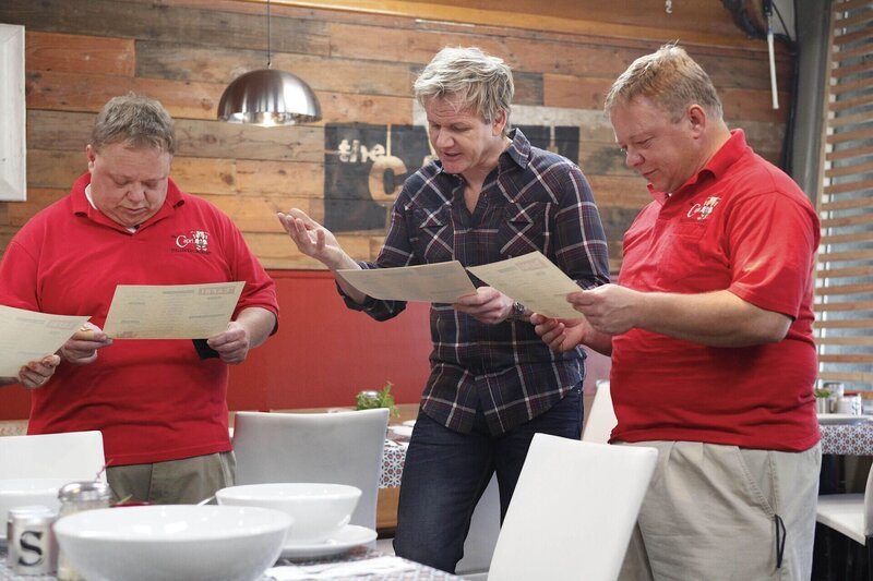 Mehr Ordnung, Strukturen und eine neue Karte: Gordon Ramsay (M.) weiß, was hilft, wenn das Restaurant kurz vor dem Ende steht … – Bild: Optomen & all3media International