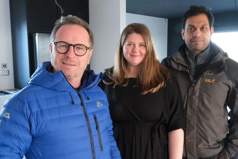 v.l.: Mark Millar, Sarah und Mostafa – Bild: RTL /​ Pi Productions Ltd