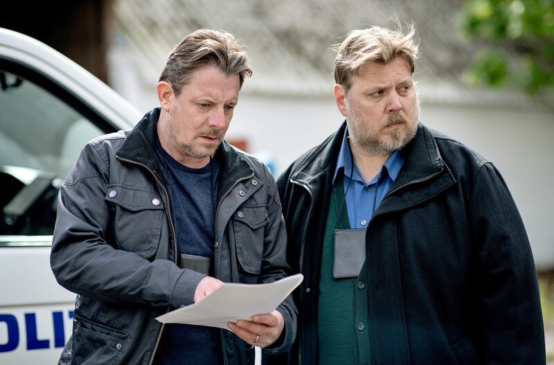 Immer wieder nimmt Rolf (Anders W. Berthelsen, li.) die Hilfe von Skaubo (Nicolas Bro, re.) in Anspruch. Eine gute Idee? – Bild: Dusan Martincek