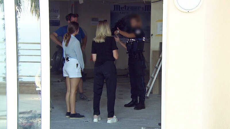 Plötzlich steht die Polizei vor der Tür.. – Bild: RTLZWEI